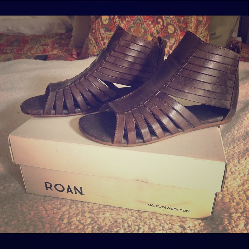 Brown Pearl Leather Sandal size 8